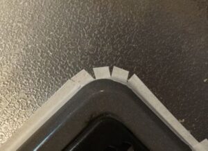 エンボス加工による物理的接触面積の縮小と傷の視覚的隠蔽効果
