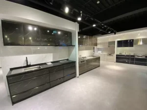 ショールームで検証・マウントされるリフィットの機体群